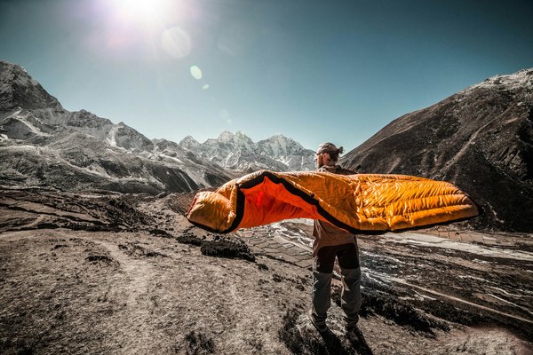 Comment choisir et utiliser un sac de couchage pour un camping en région désertique la nuit?